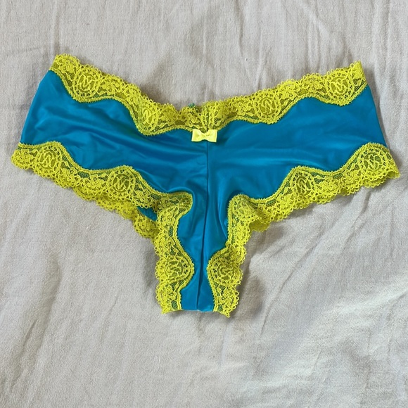 Victorias Secret Push Up without padding bra and panty set | 32D / XS vintage - Picture 2 of 6